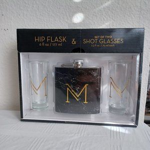 NEW Black and Gold “M” Hip Flask and Shot Glass Set (Petaca, Vasos de Chupito)